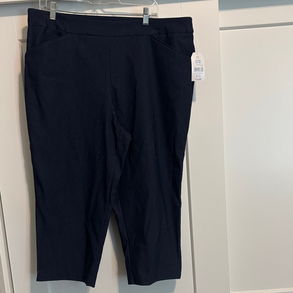 Time and Tru stretch pull on mid rise capris - Picture 2 of 6